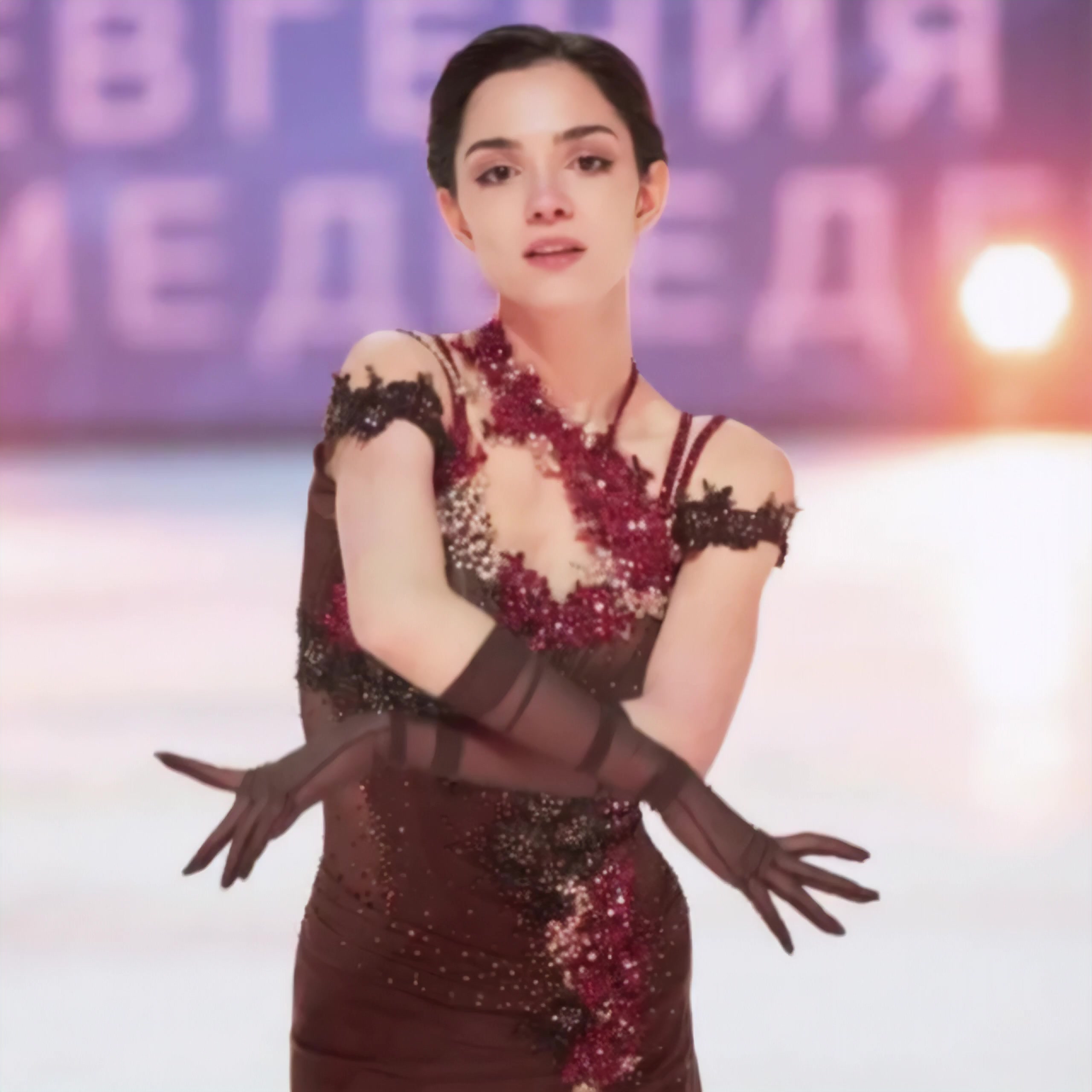 Евгения Медведева гладит грудь